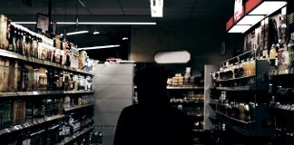 Išgėrusi pardavėja aptarnauja klientus