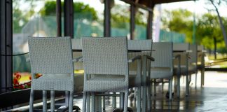 Vėl uždaromos praktiškai visos parduotuvės, paslaugų centrai Lenkijoje.