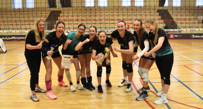 III LO vėl Suvalkų moterų tinklinio čempionės