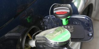 Kuro kainos Lenkijoje gali būti vėl įšaldytos. Ar benzinas ir dyzelinas atpigs vasaros atostogų pabaigoje?