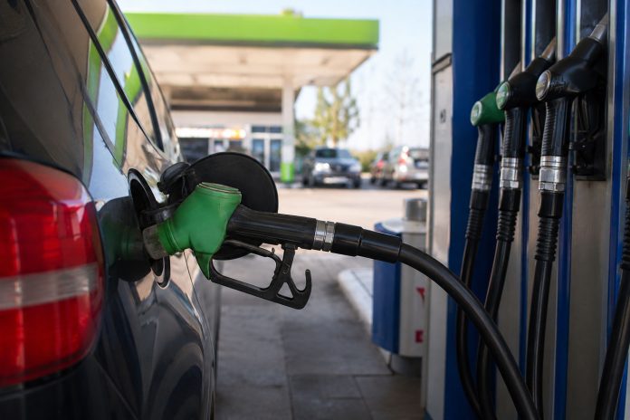 kuro-kainos-lenkijoje-siandien-2026-m-kodel-brangsta-kuras-ir-kiek-teks-moketi-uz-benzina-bei-dyzelina