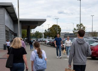 Paskutinis vasaros atostogų savaitgalis Lenkijoje. Prekybos sekmadienis, pirkimai mokyklai, degalų kainos ir pramogos Suvalke